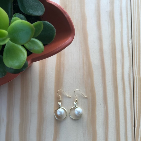 Pearl Earrings - Picture 1 of 3